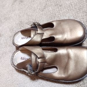 Alegria brand bronze clogs. Size 41. New condition.